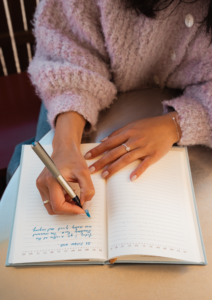 arya the writer photo